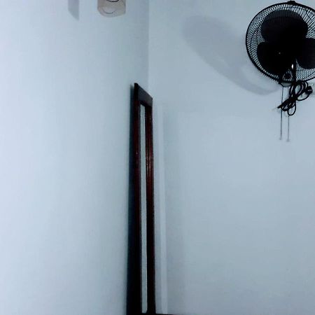 Black And White Kandy Guest House 02 Deiyannewela Ngoại thất bức ảnh