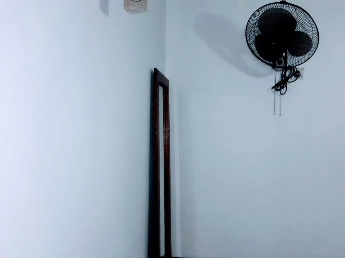 Black And White Kandy Guest House 02 Deiyannewela Ngoại thất bức ảnh