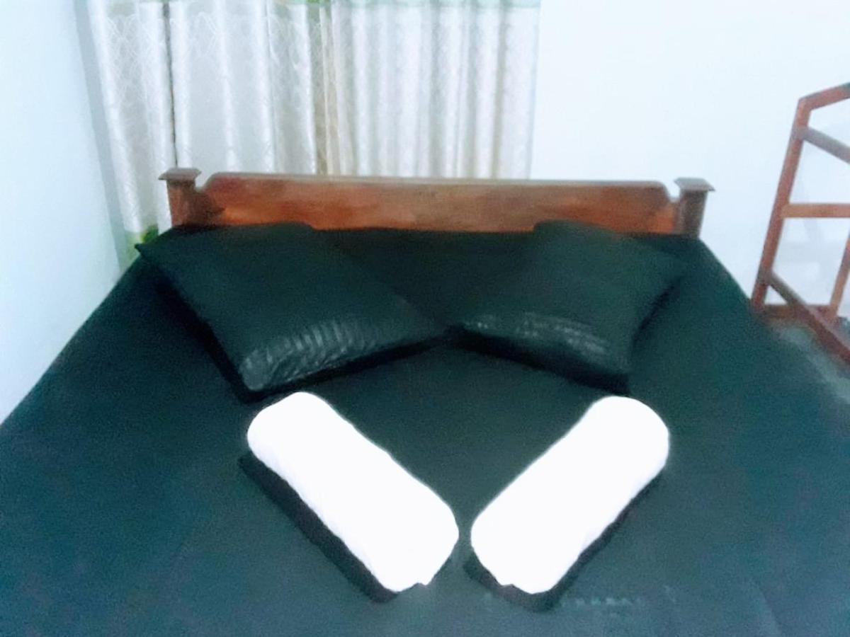 Black And White Kandy Guest House 02 Deiyannewela Ngoại thất bức ảnh