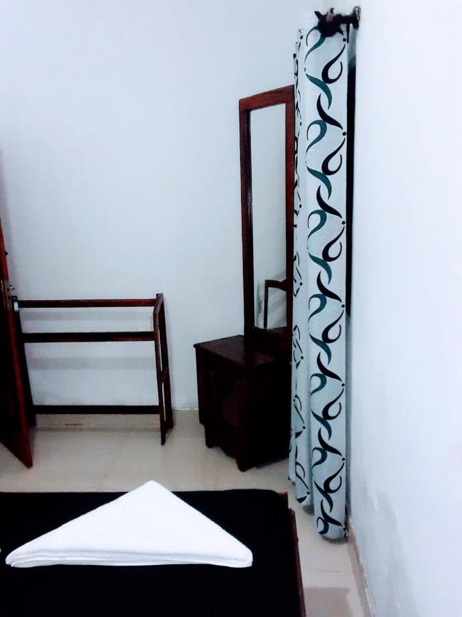 Black And White Kandy Guest House 02 Deiyannewela Ngoại thất bức ảnh