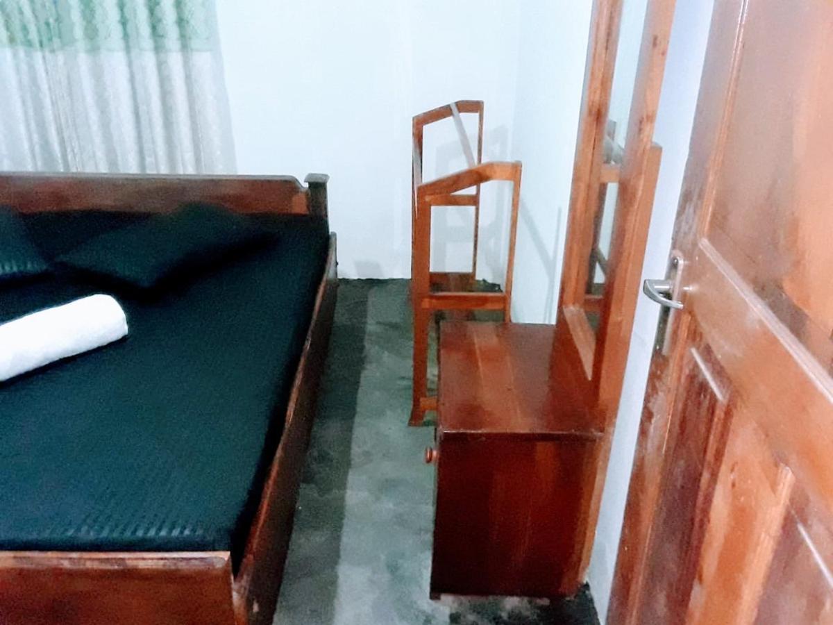 Black And White Kandy Guest House 02 Deiyannewela Ngoại thất bức ảnh
