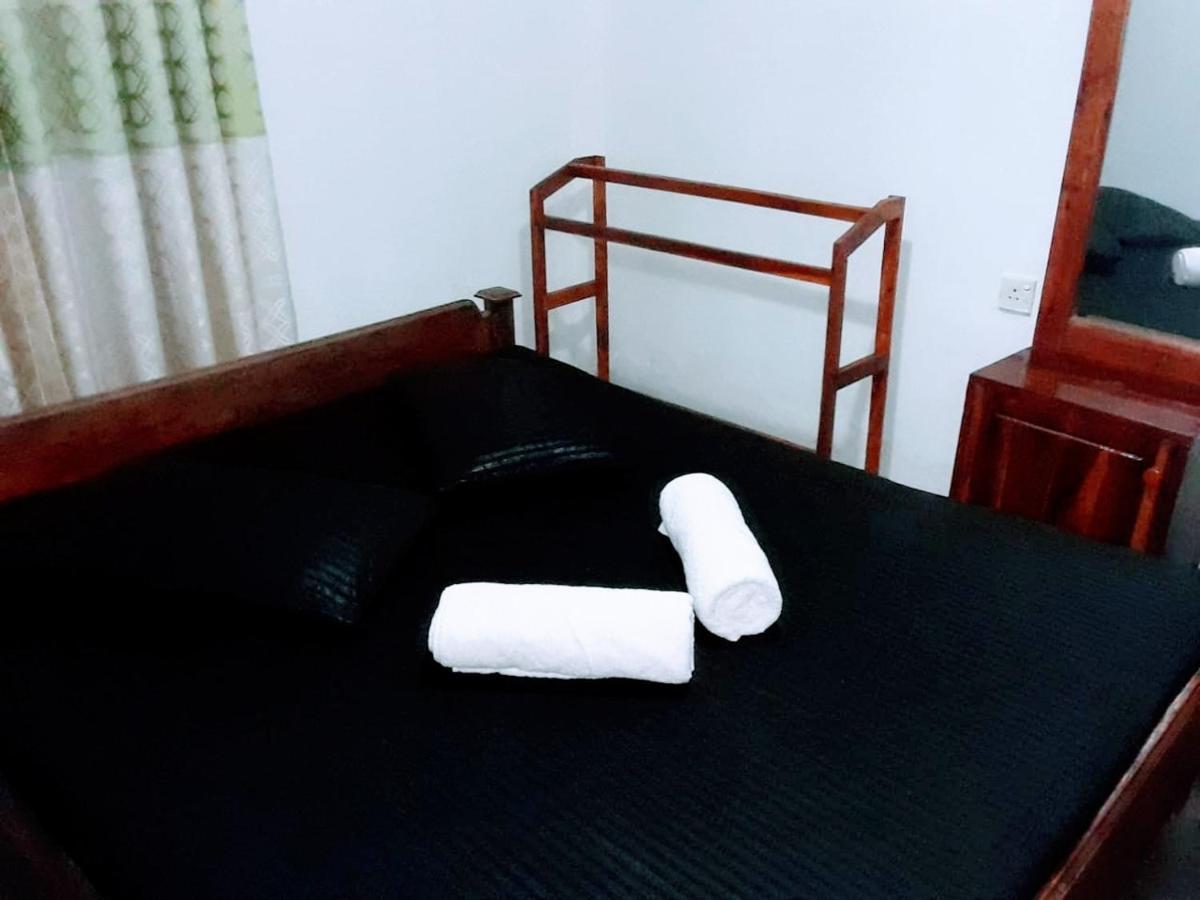 Black And White Kandy Guest House 02 Deiyannewela Ngoại thất bức ảnh