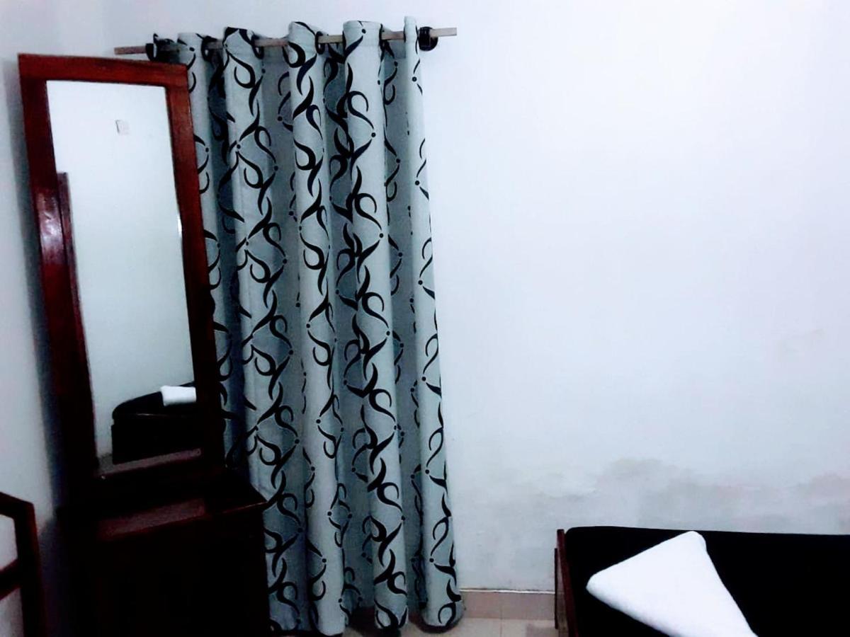 Black And White Kandy Guest House 02 Deiyannewela Ngoại thất bức ảnh