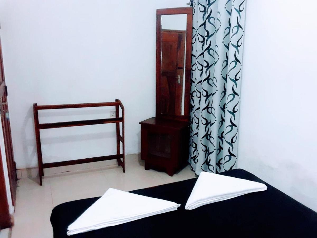 Black And White Kandy Guest House 02 Deiyannewela Ngoại thất bức ảnh