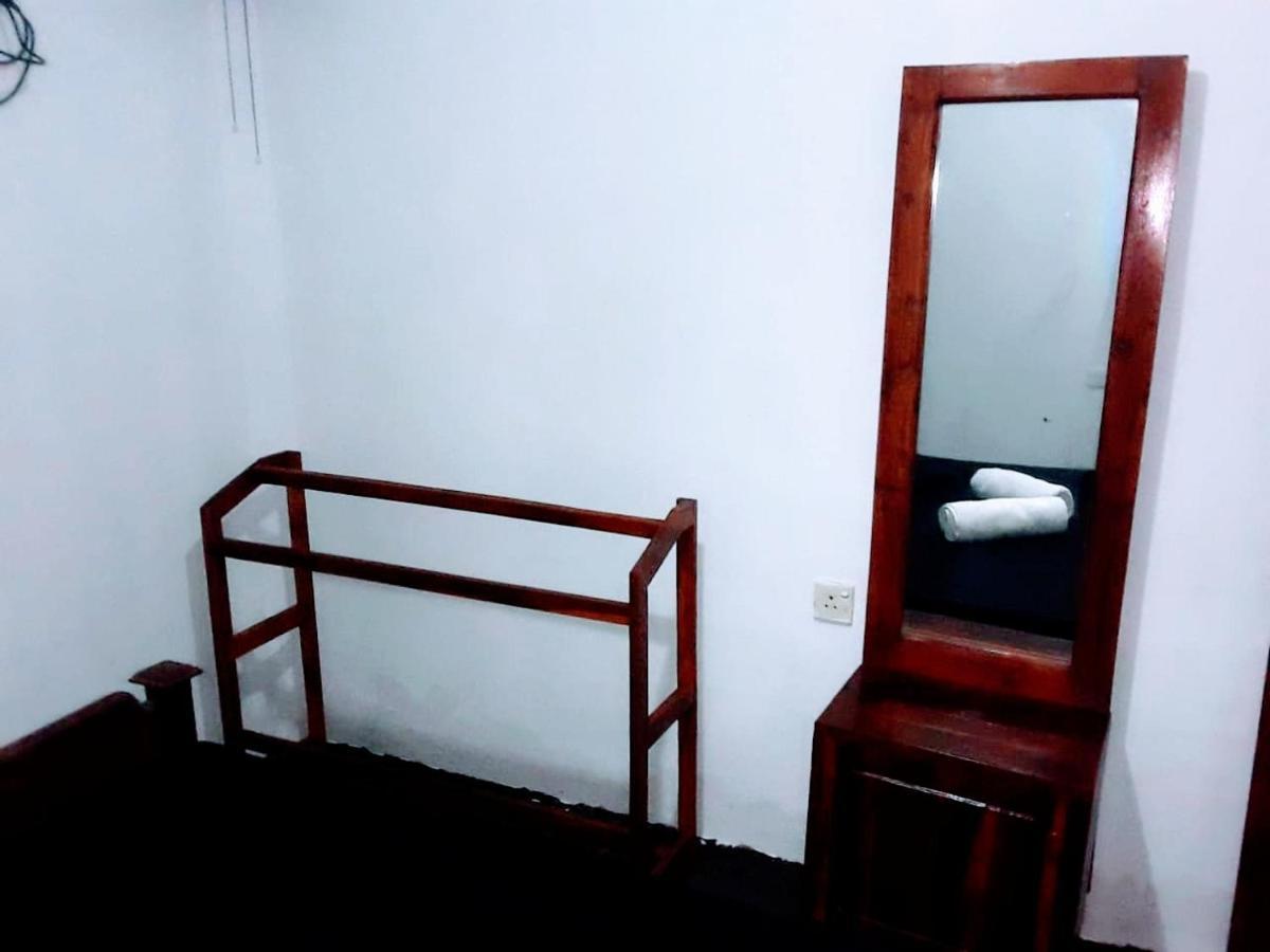 Black And White Kandy Guest House 02 Deiyannewela Ngoại thất bức ảnh