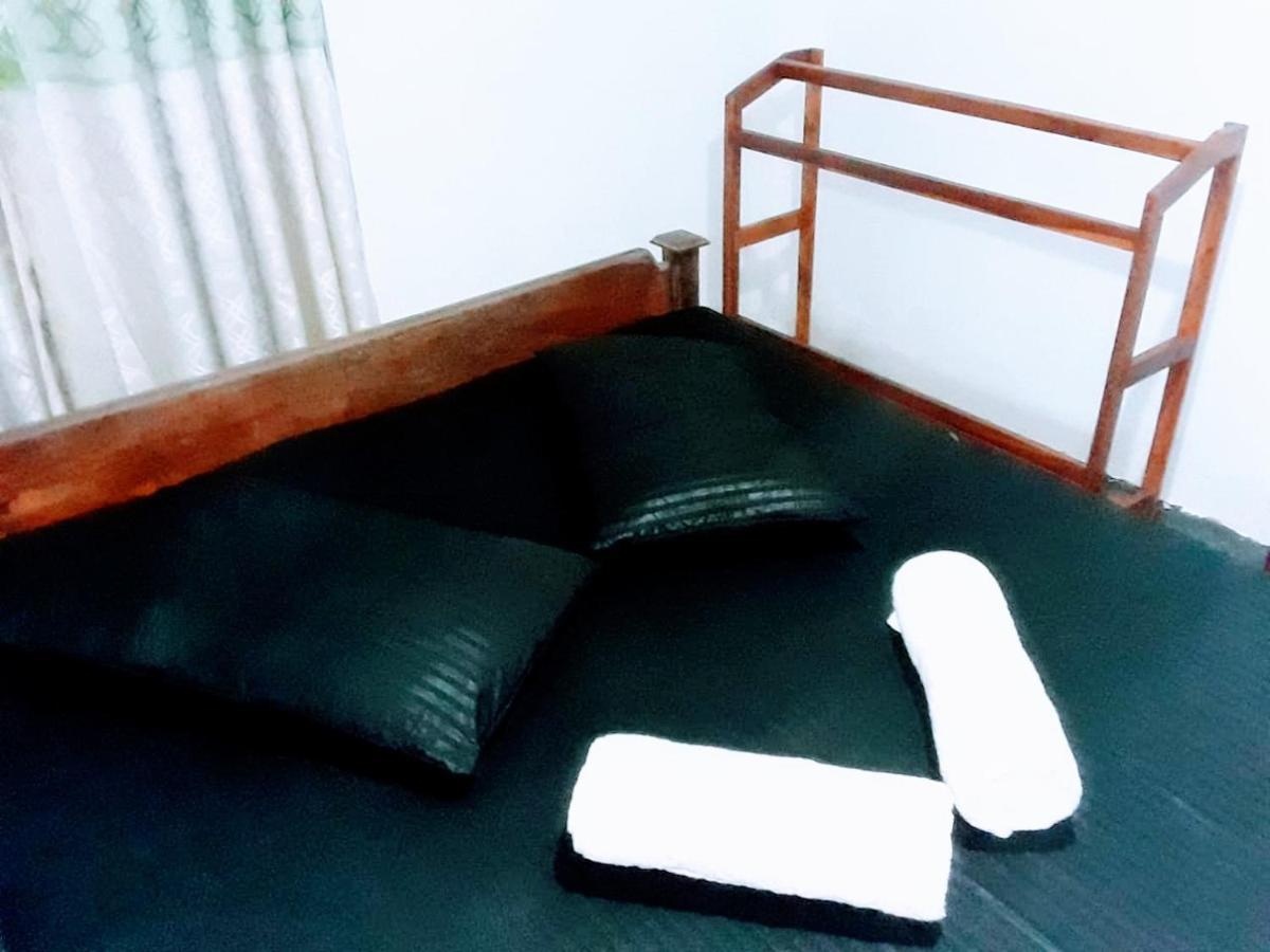 Black And White Kandy Guest House 02 Deiyannewela Ngoại thất bức ảnh
