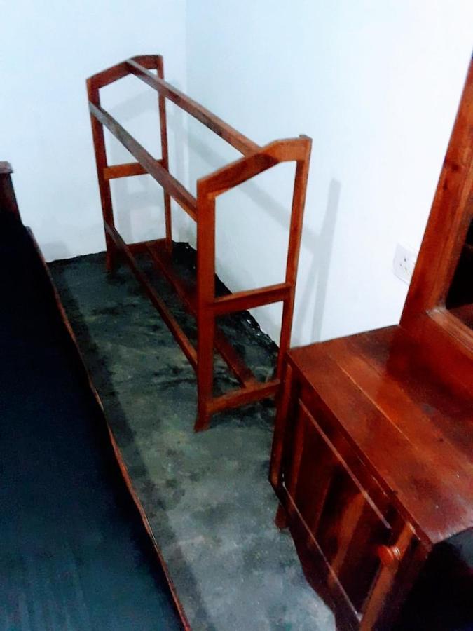 Black And White Kandy Guest House 02 Deiyannewela Ngoại thất bức ảnh