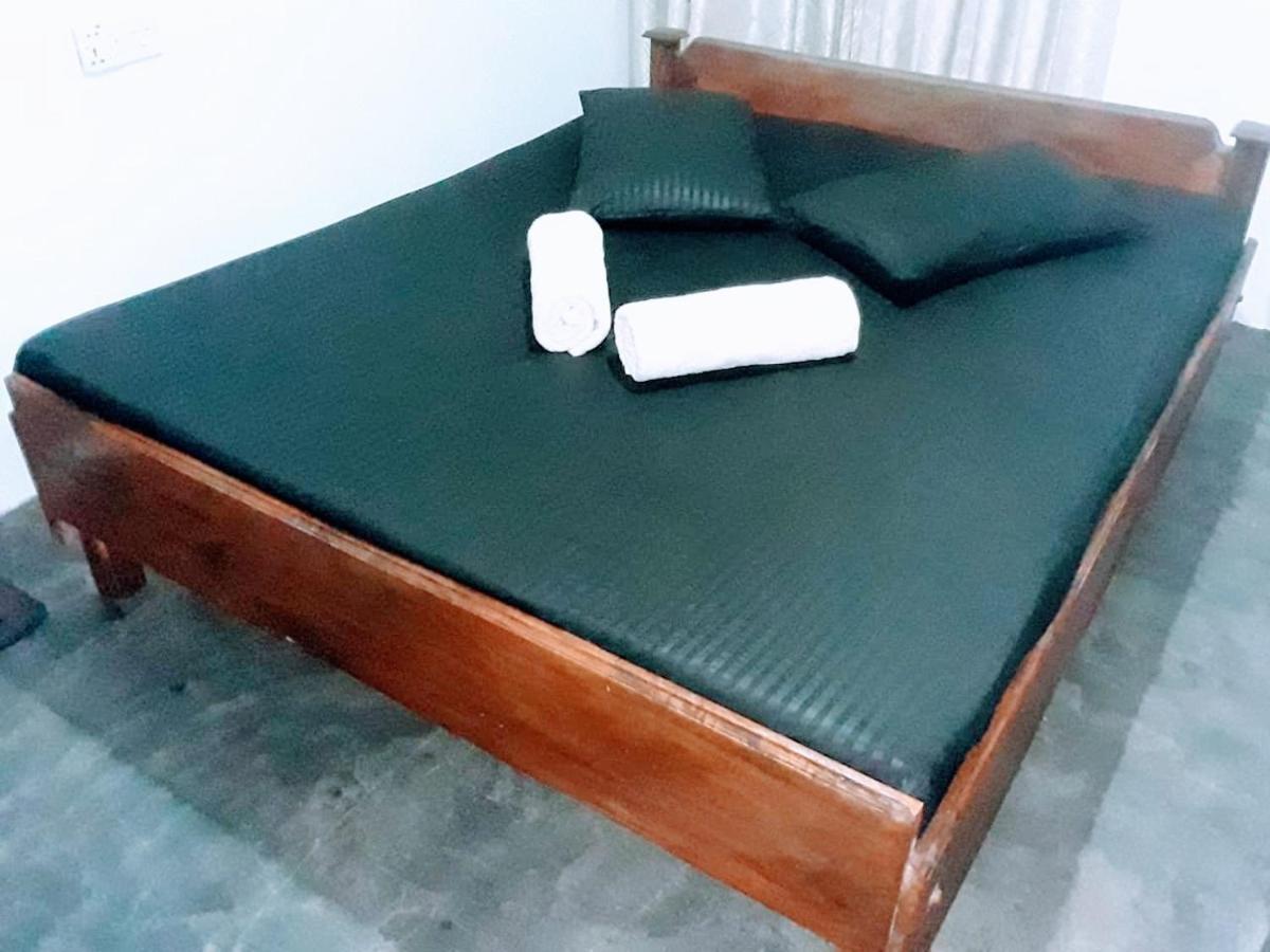 Black And White Kandy Guest House 02 Deiyannewela Ngoại thất bức ảnh